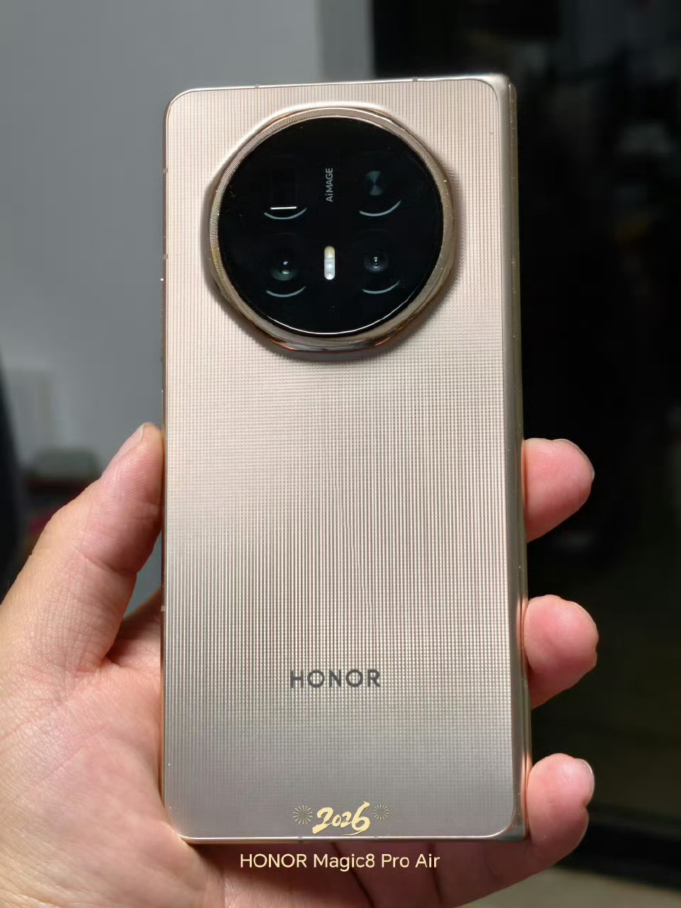 折叠屏哪些升级感知最明显折学家生活图鉴最直观的就是变的越来轻越来越薄了，重量几乎