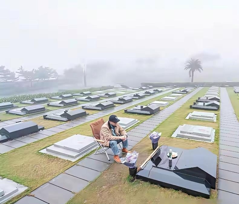 具俊晔守墓照，看着好可怜，这么深情的男人真的很少见，大S在天之灵一定很欣慰！不过