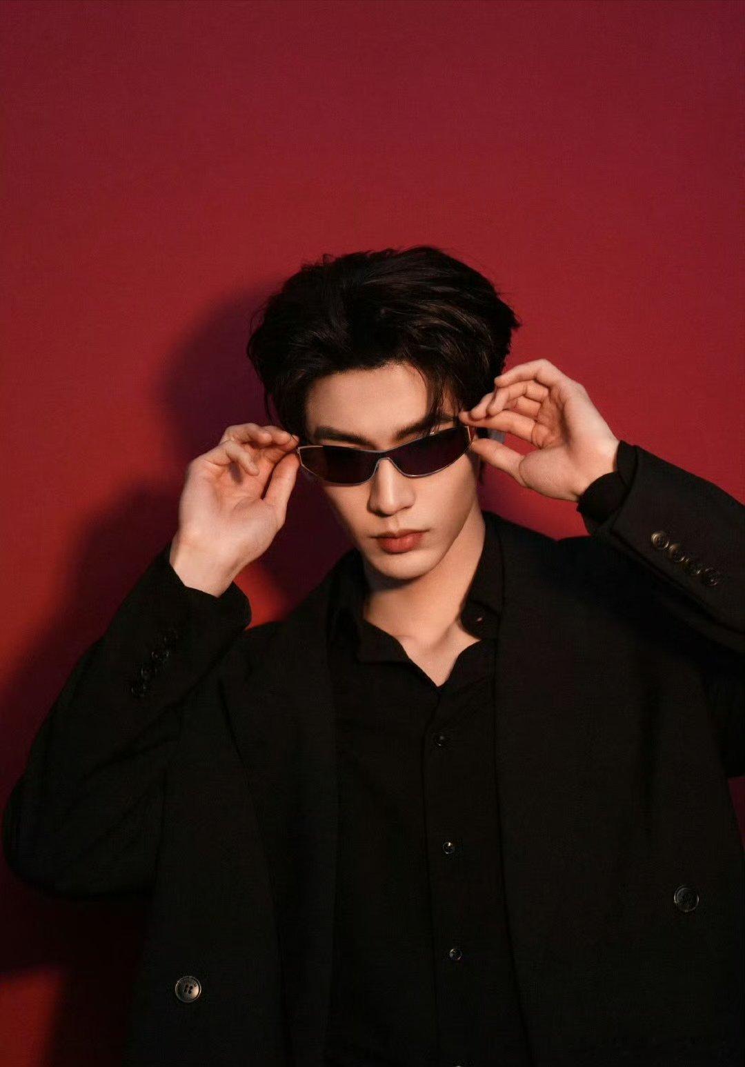 张凌赫一部剧飞升，商务接到手软，这才是内娱小生该有的发展模板！ 