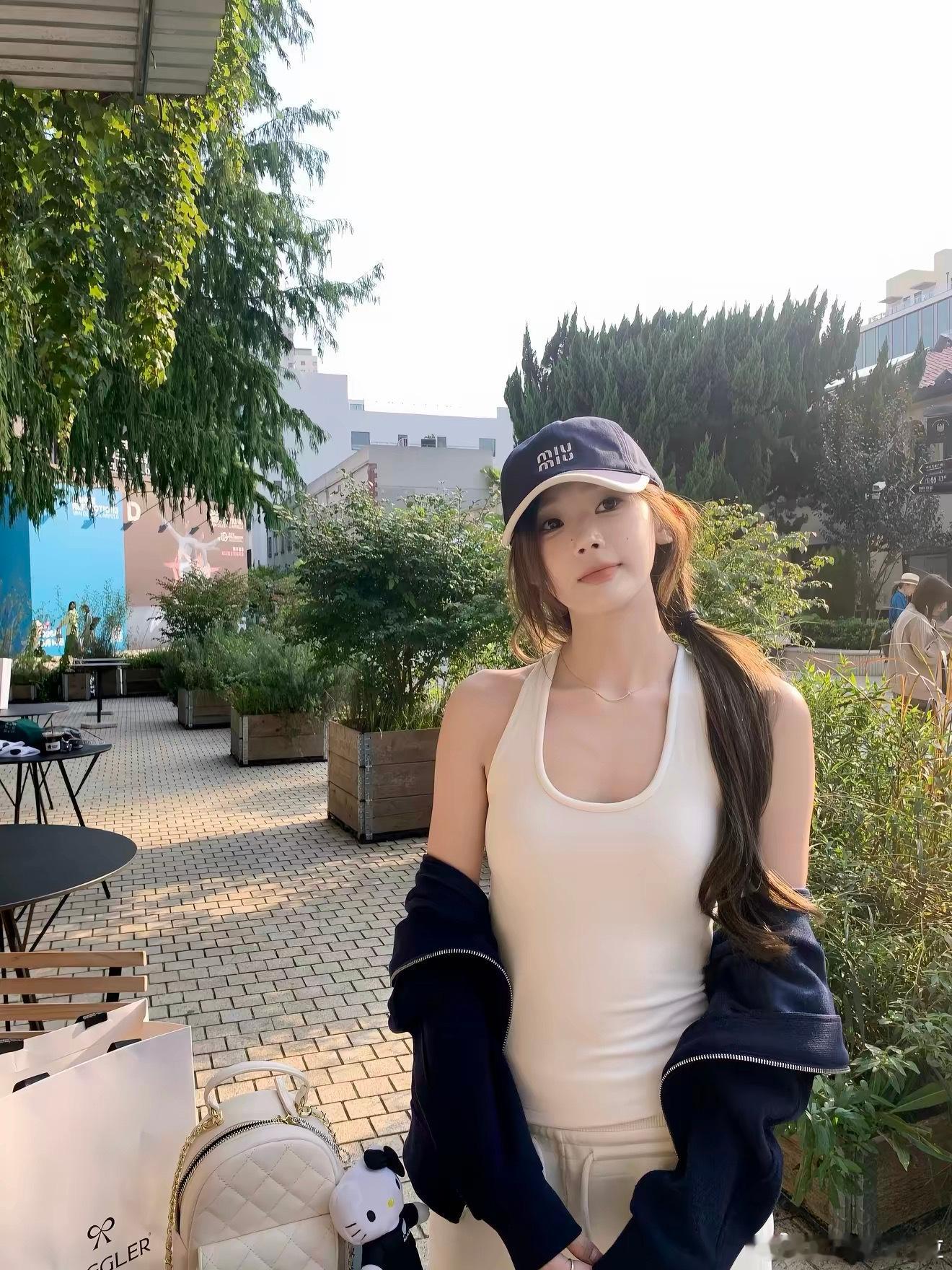 发现没！！最近两款新外套里都有同一件小背心偷偷出镜哈哈哈[女孩儿]评论区摸三个宝