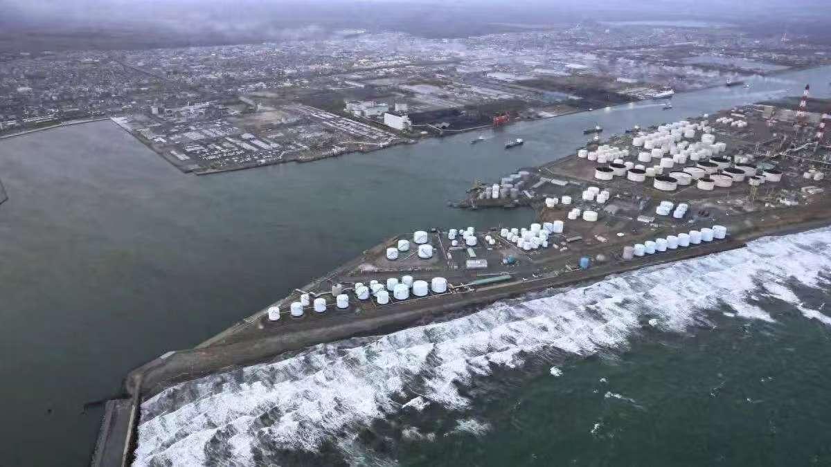 就在大家以为日本政坛的戏码够热闹时，老天爷突然给日本敲了一记震耳欲聋的警钟。这绝