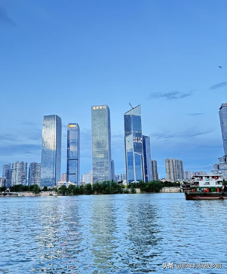 近日，长沙一位28岁的英语女教师很是头痛，与男友异地的头痛。

她说:

“我是