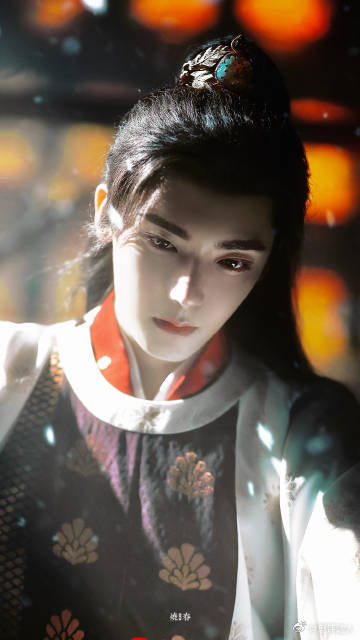 侯明昊演技 剧中隐忍克制的内心戏被侯明昊完整诠释，细微的眼神变化铺垫人物情绪，全