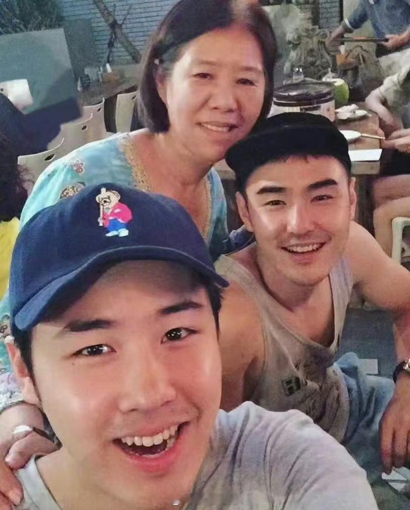 #阮经天妈妈去世# 阮经天妈妈病逝，一生都为儿子而活，才刚开始享福就离世了，这世