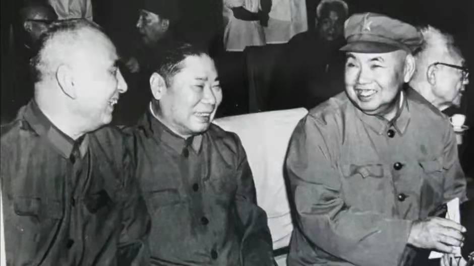 三位老战友在一起，一定有说不完的话，一定非常开心。他们都是一个梯队的开国上将，都