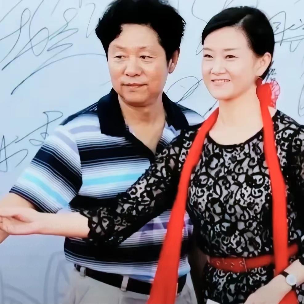 宋祖英老公罗浩比宋祖英大11岁，有人说罗浩看起来像宋祖英父亲，他配不上宋祖英。