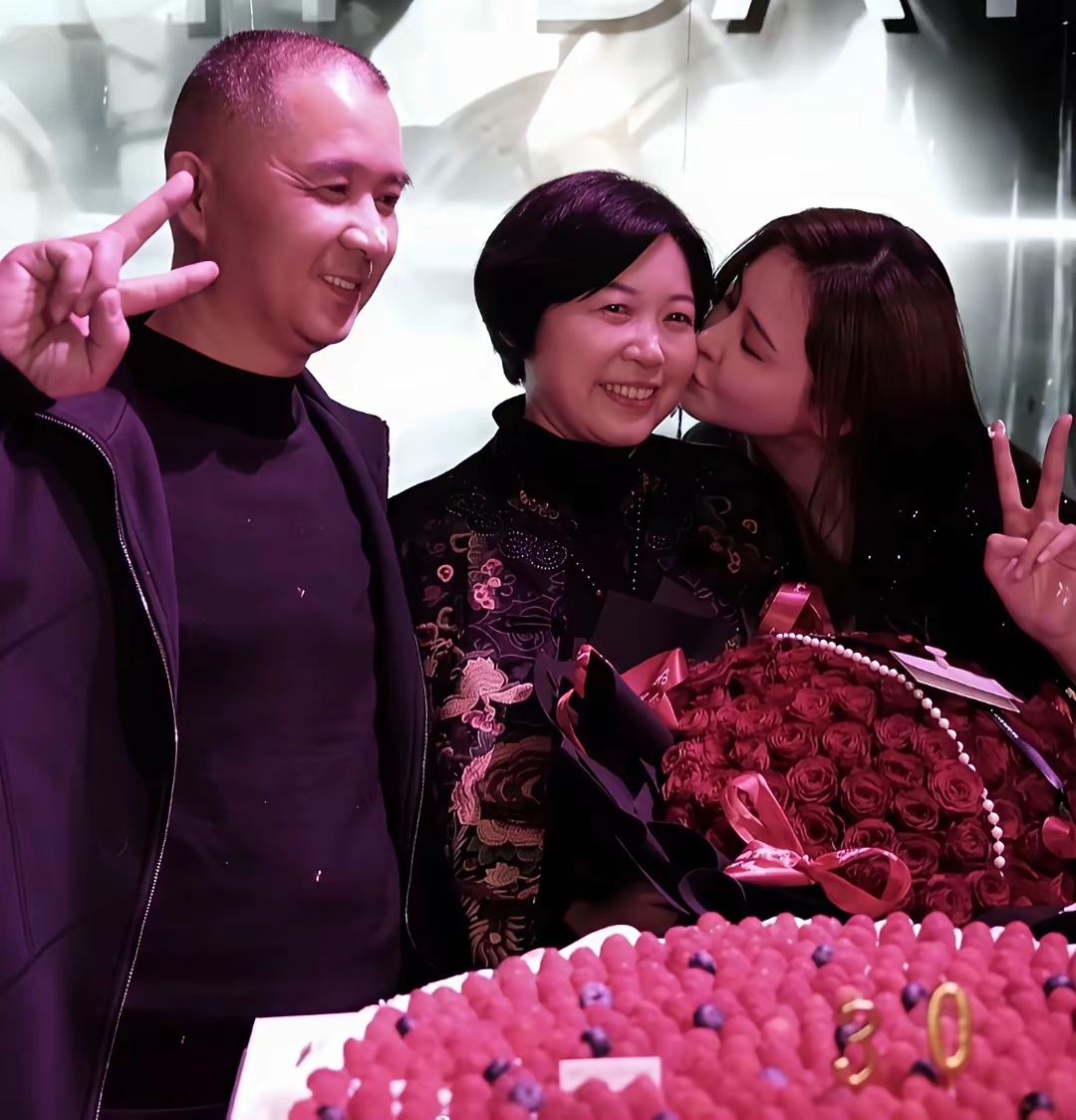张颖颖办30岁生日派对，给妈妈转52万大红包，全家搬到海南住别墅！！ 