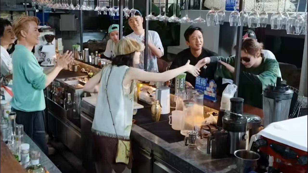 鹿晗曾经是希林娜依高导师哈哈哈哈哈 五哈迎来希林娜依高，鹿晗曾是她的导师，如今两
