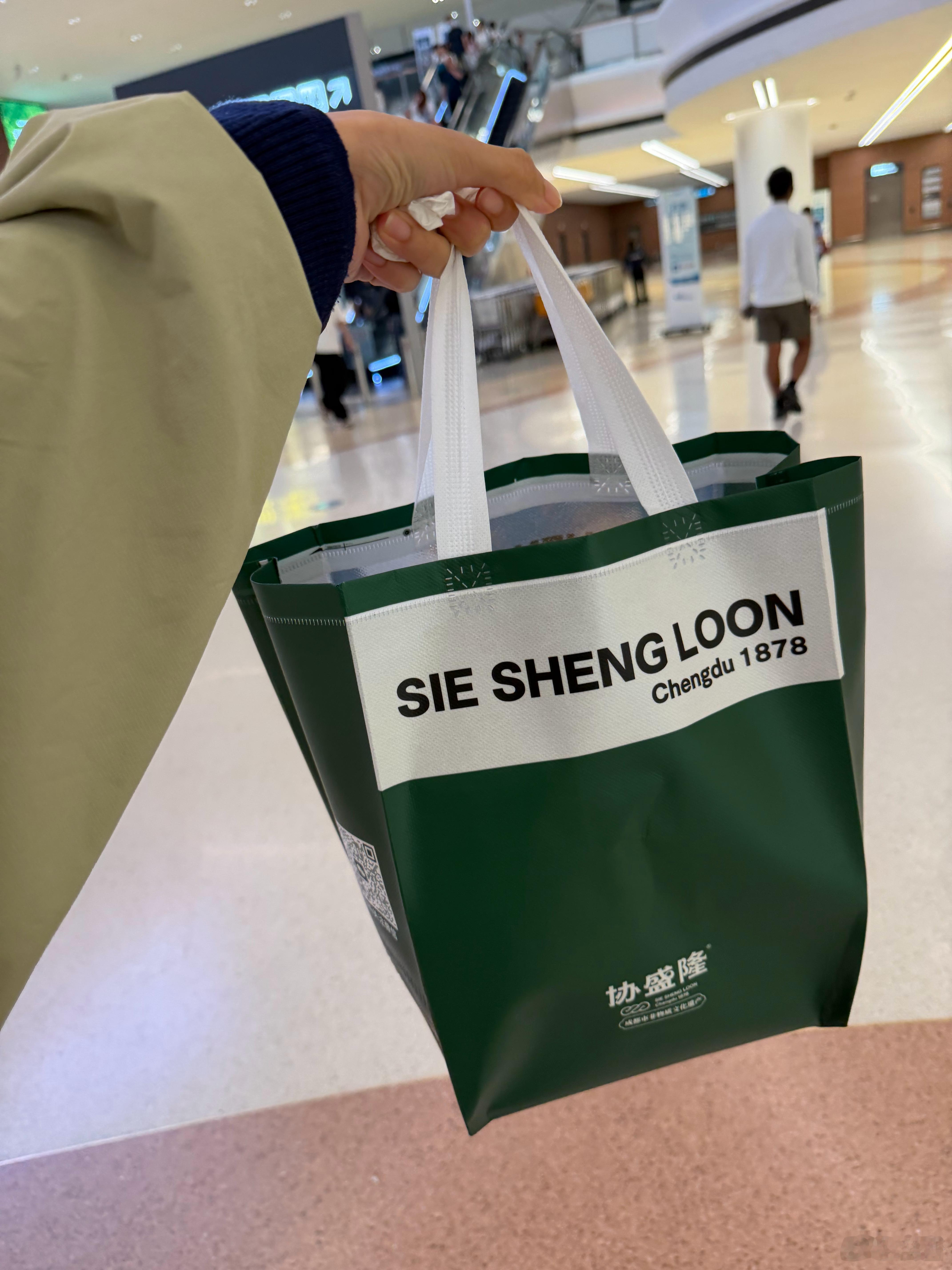 天府转机三件套安排[坏笑]用积分换了公务舱，能舒服一点是一点 ​​​