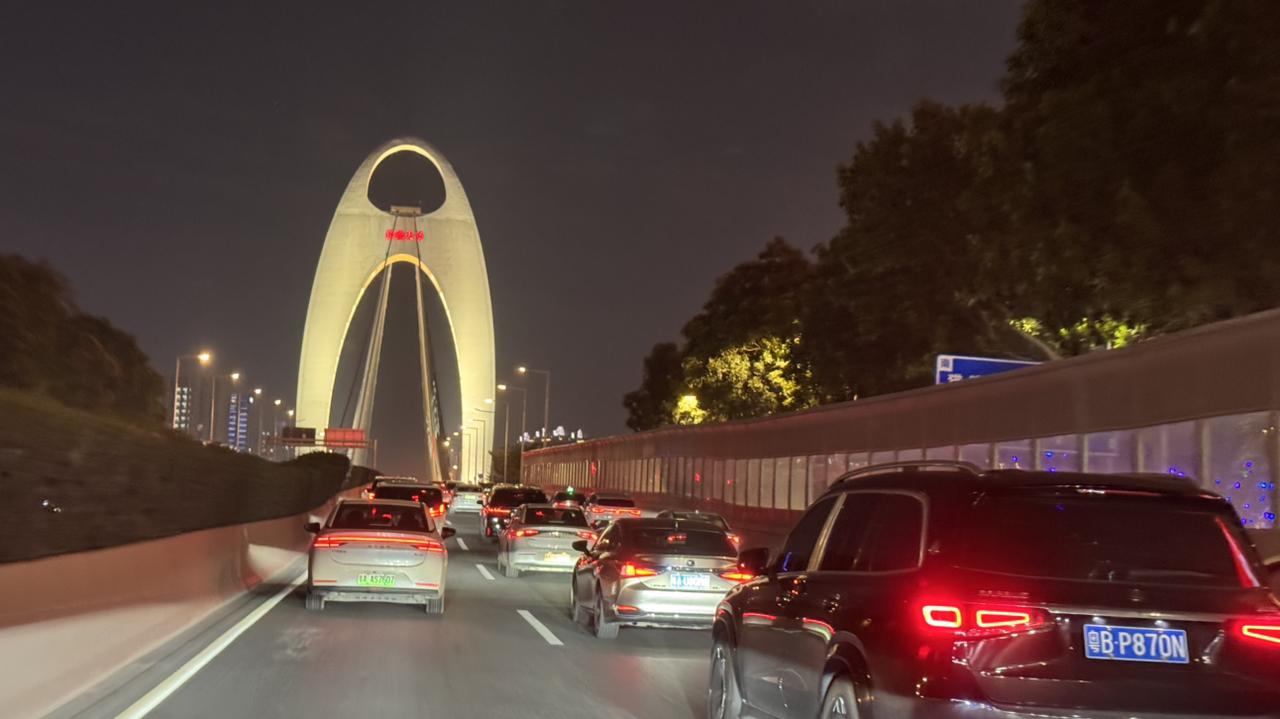 还有两周就过春节了
广州市区的车流依然很密集
虽然高速已经很多地方出现返程高峰