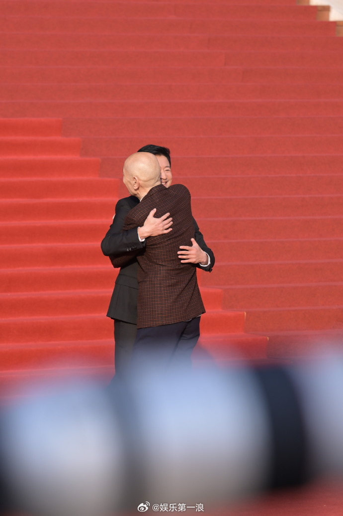 葛优吴京拥抱吴京葛优拥抱 葛优吴京拥抱~ 