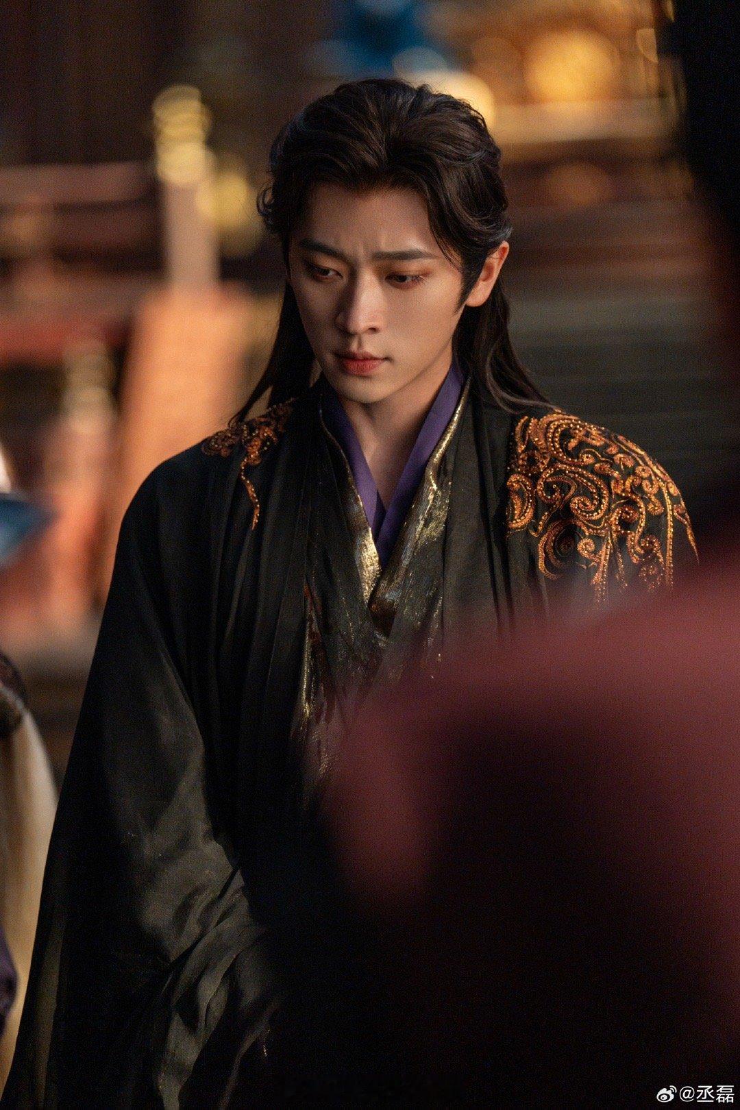 丞磊睫毛精剧集成何体统 开工第一天就需要这种放大镜式看帅哥！丞磊这睫毛也太逆天了