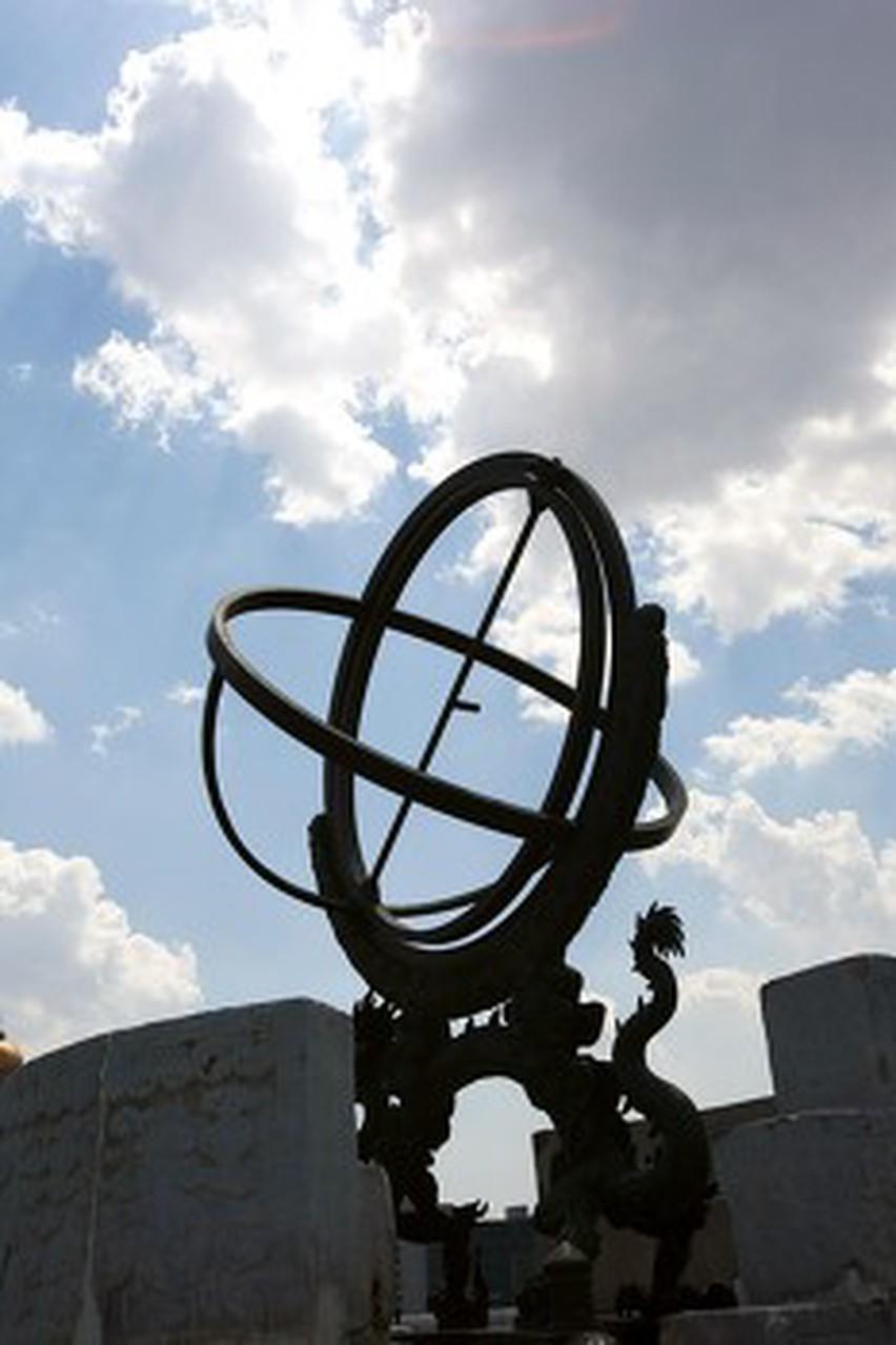 上联：流云走马观天象
下联：把酒临风论古今