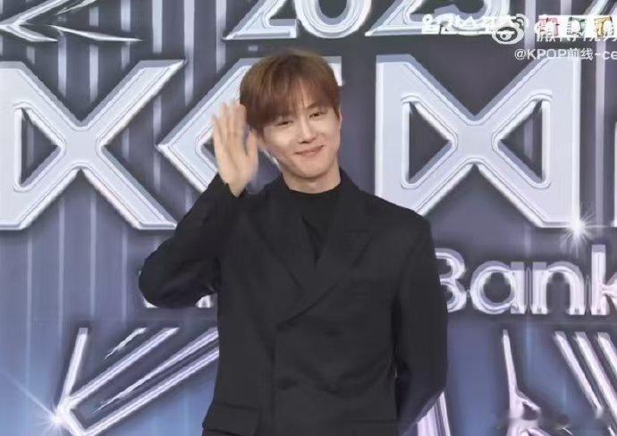 破防了！SUHO在KGMA孤身登台，获奖感言满是EXO痕迹，“相爱吧”早已刻进D