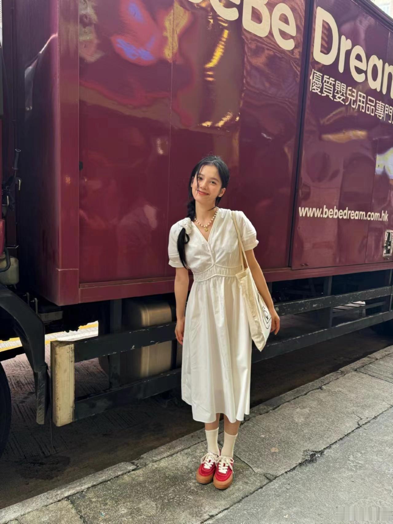 #张婧仪好生的自拍##张婧仪v领白裙#张婧仪v领白裙，哇塞 ​​​