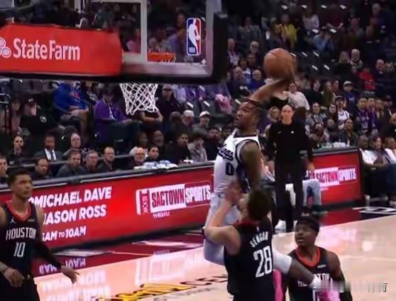 蒙克隔扣申京技惊四座，火箭赶紧交易过来吧！
火箭上半场48-51暂时落后国王，蒙