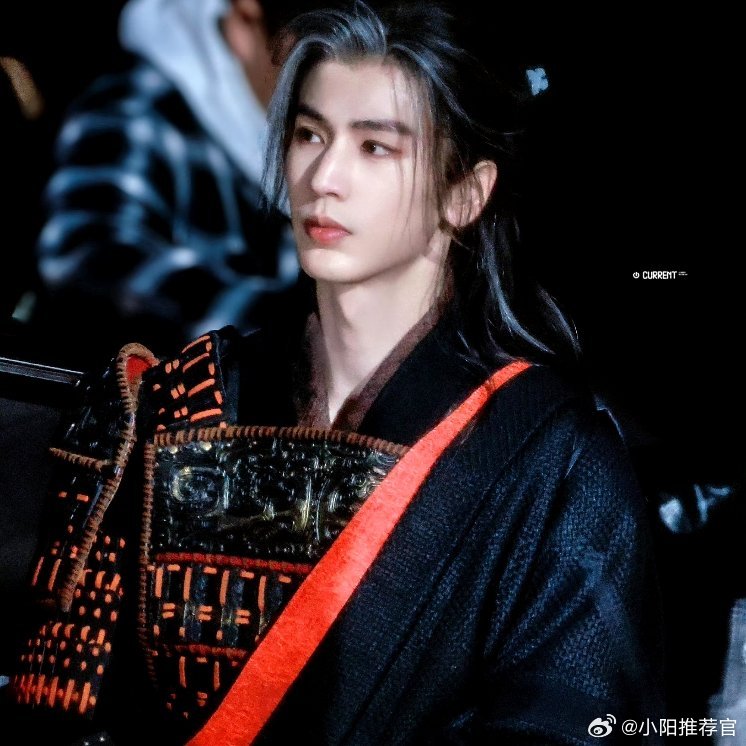 张凌赫拿皮尺给王楚然量体张凌赫呼吸声，张凌赫给王楚然皮尺量体，咱就说这个斯哈斯哈