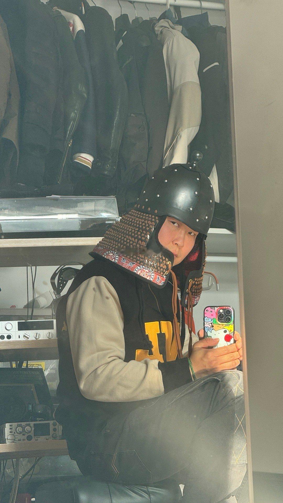 买了个唐盔，感觉挺好，想定一套盔甲了岁数越大越喜欢这些东西 