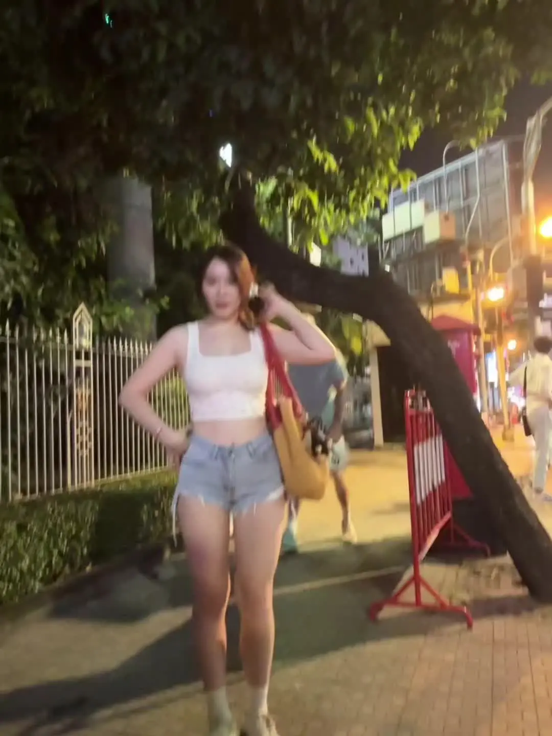 路边拍照偶遇热情的老外打招呼