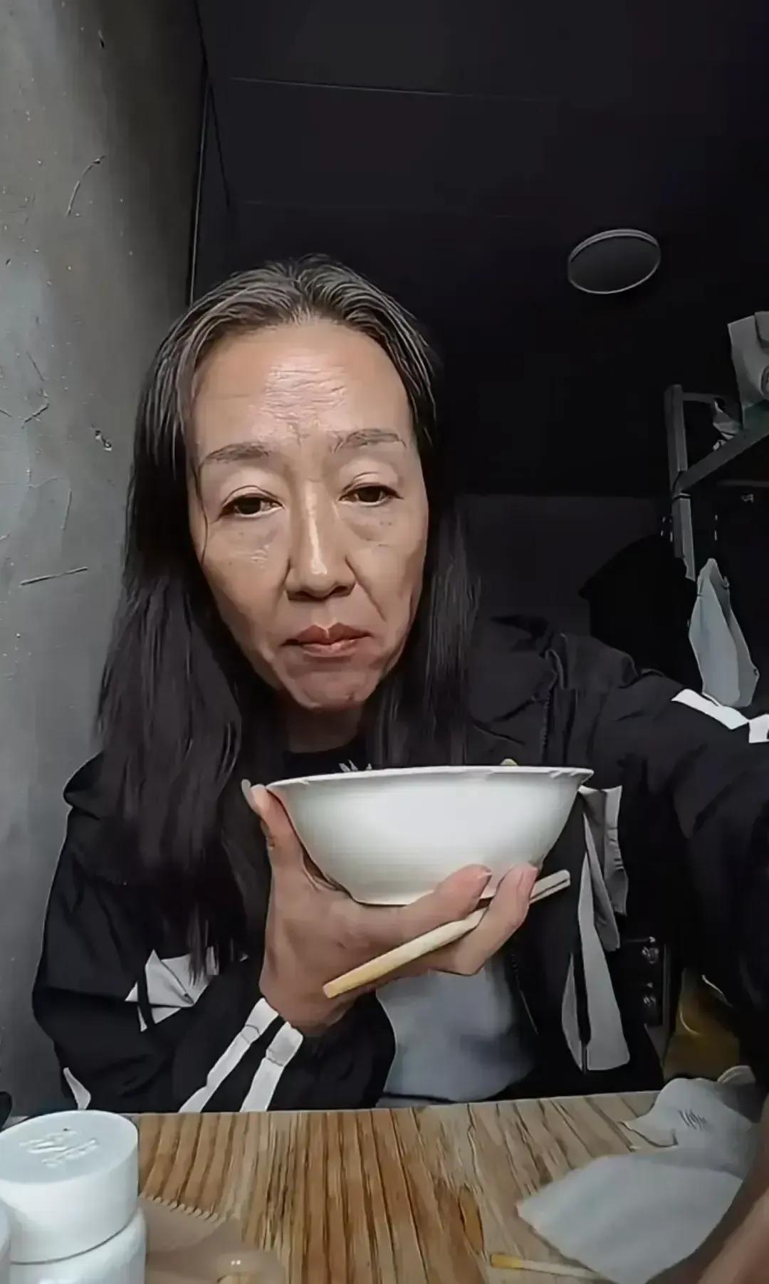 老阿姨打开美颜，瞬间变成了漂亮的小姐姐，你还敢网恋吗？