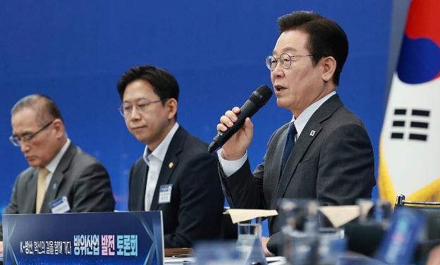 韩国最近因为一句话炸锅了，总统李在明在公开场合撂狠话，说“韩国国防不能总靠外人，