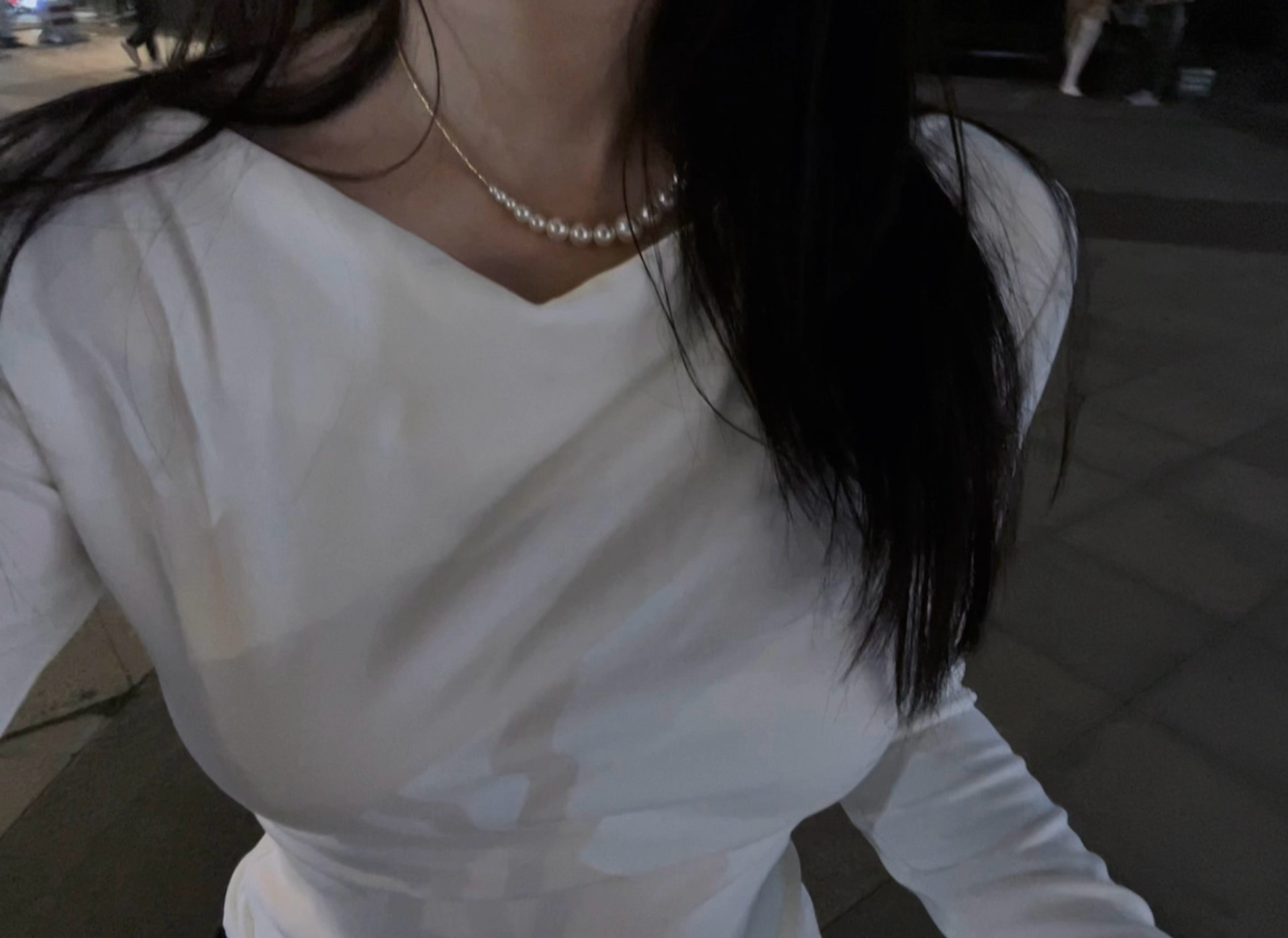 哥今晚加班，我偷偷来找他，他出来看见我的一瞬间先是愣一下，然后就用手臂勾住我脖子