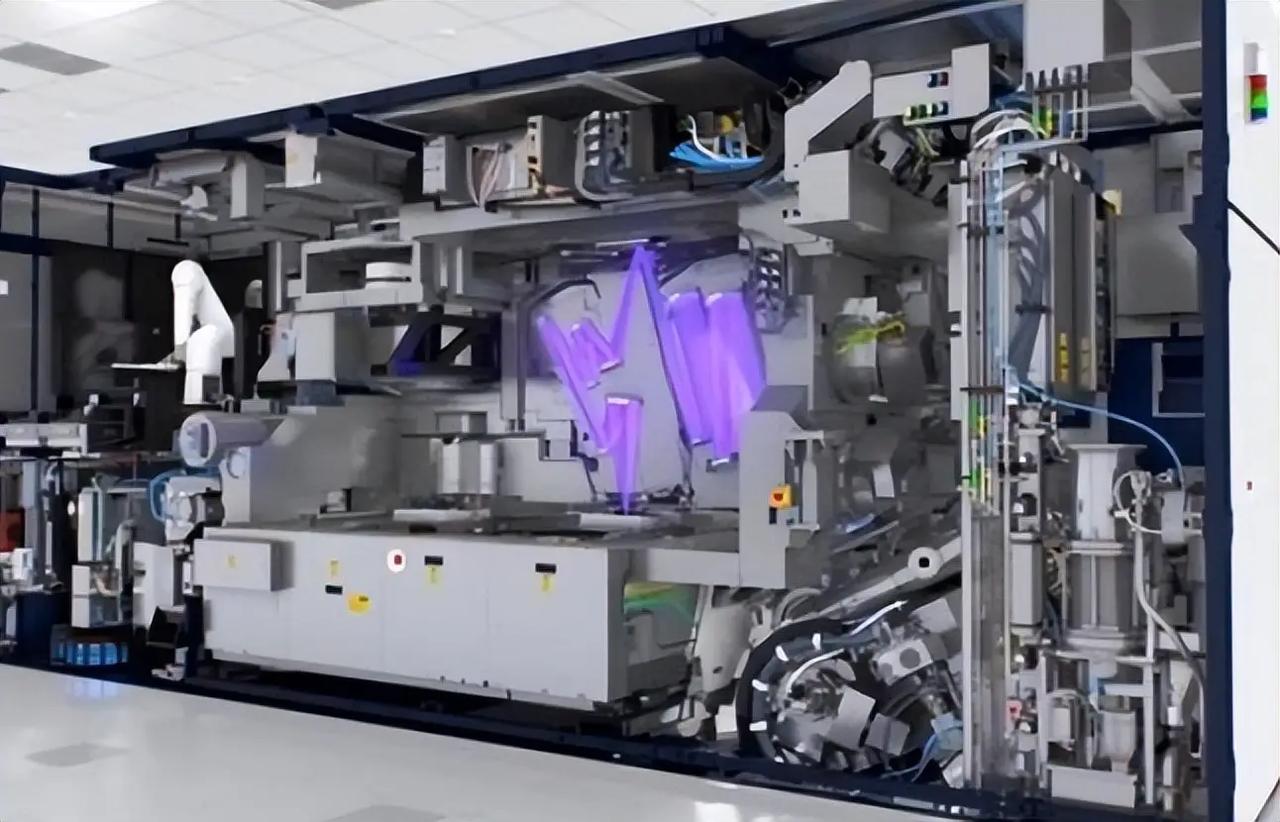 一旦我们搞定高端光刻机，那么对ASML和台积电将是毁灭性打击，因为全球140多个