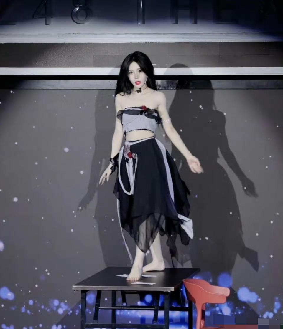 听说很多人都想出高价买她脚下这张桌子
这是为什么？