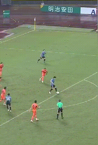 这才是真的 no look pass！日本联赛里这位球员来了个闭眼直塞，好一招苦
