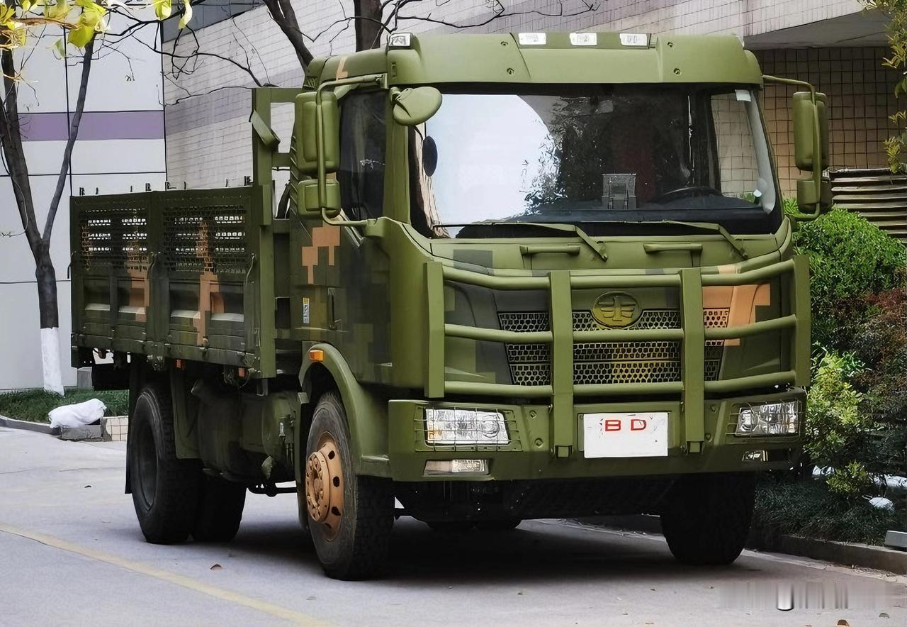 军迷社区——解放军卡
这是一汽解放CA1125J军用载重卡车，它是解放J6平台衍
