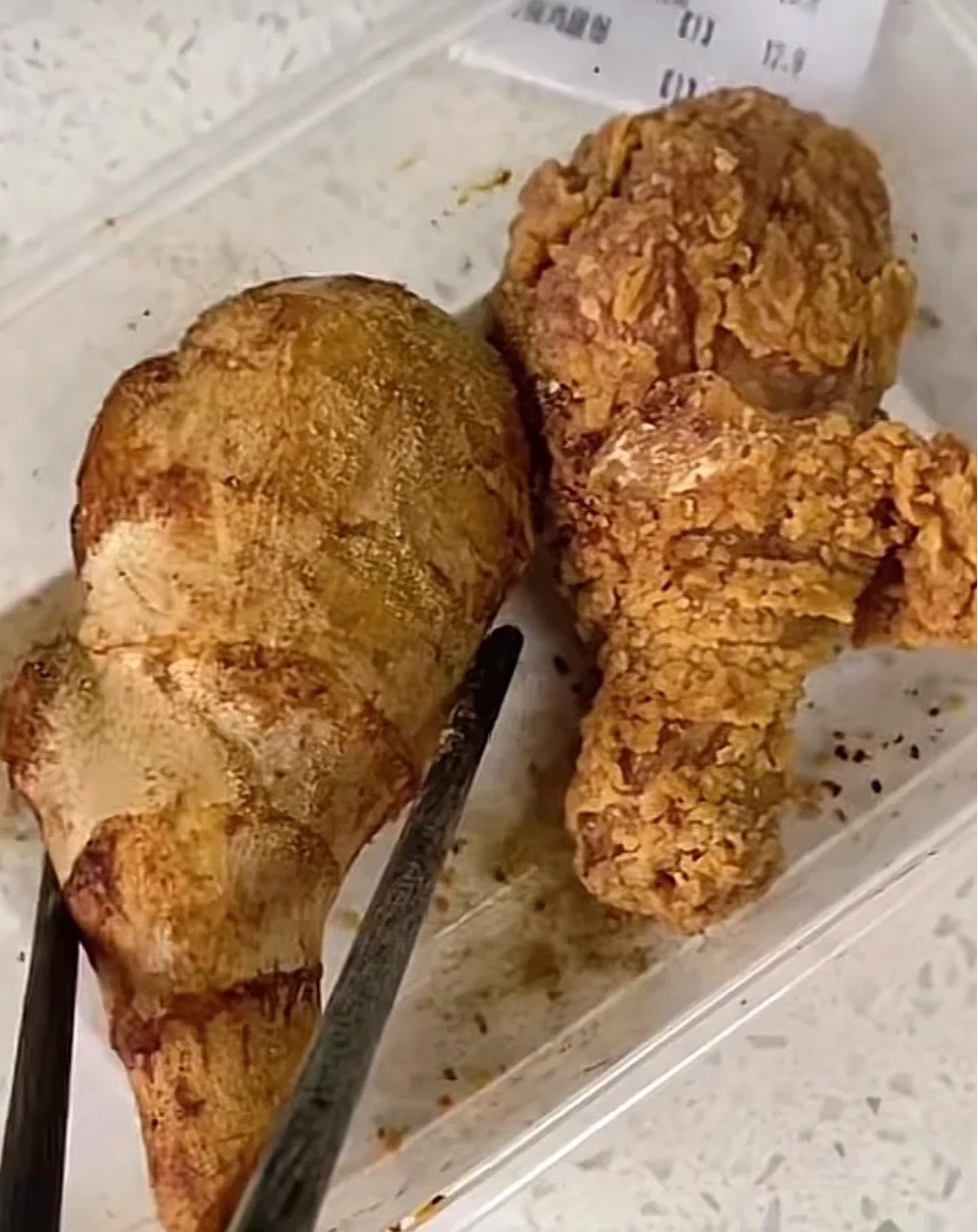 点了份炸鸡，店家把生姜当鸡腿送来了。果然生姜放啥菜里煮就像啥[doge] ​​​