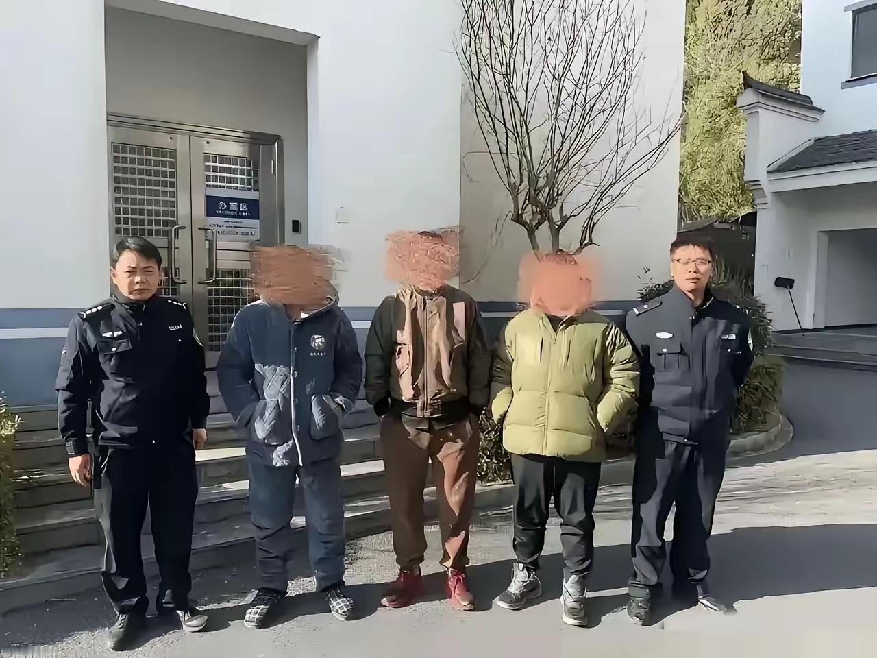 这三个家伙真是闲的蛋疼，竟然组团去偷别人家的东西，你说去偷点别的什么不行，偏偏要