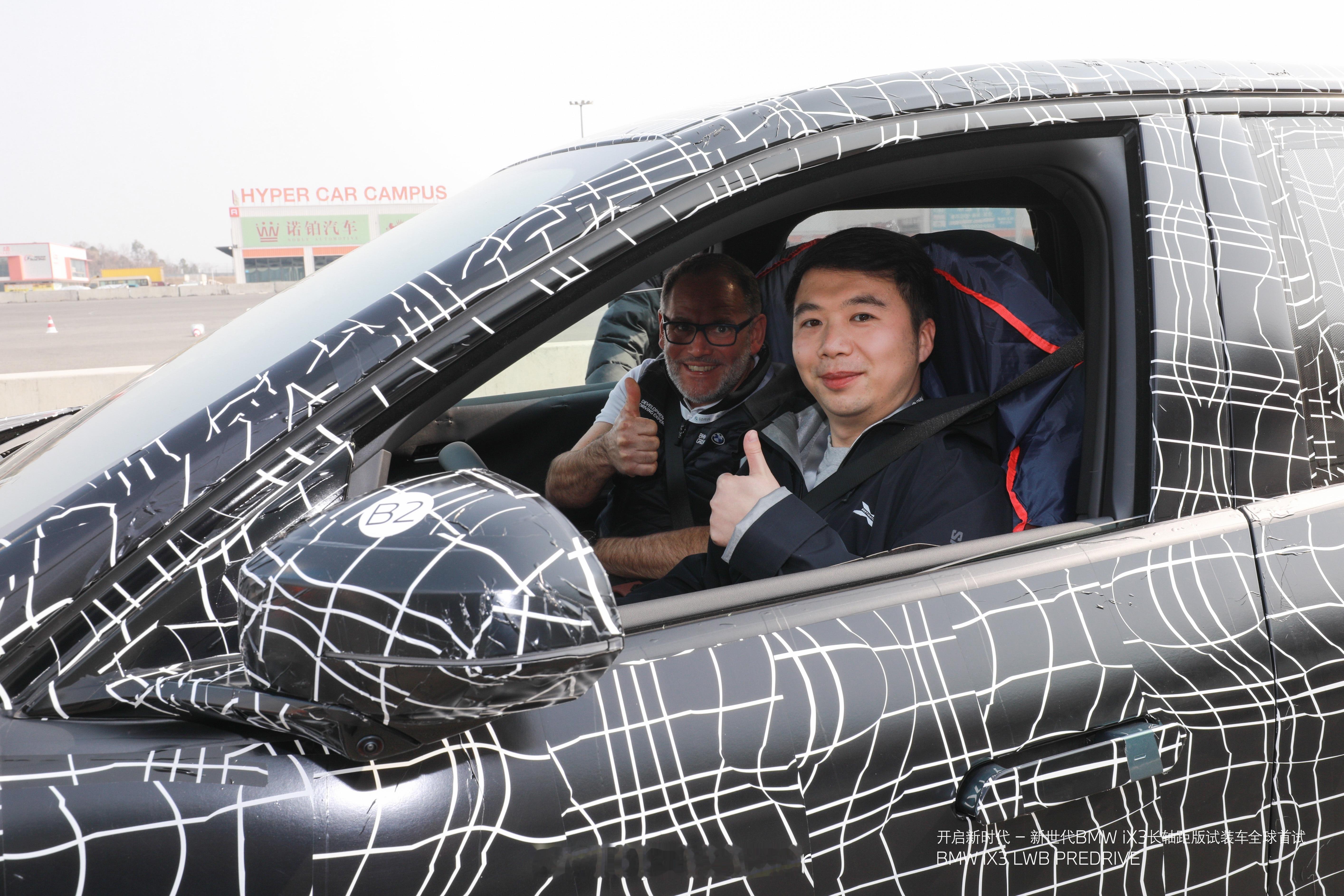 在我旁边的这个老头，是负责M2 CS动态调教工程师，你猜我俩聊了什么？