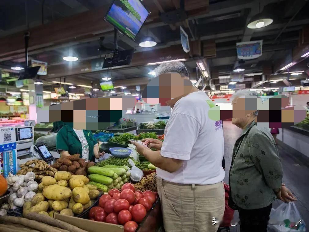 现在上海的菜场干净又卫生，东西品种越来越丰富多样，这也说明了市民的生活水平在提高