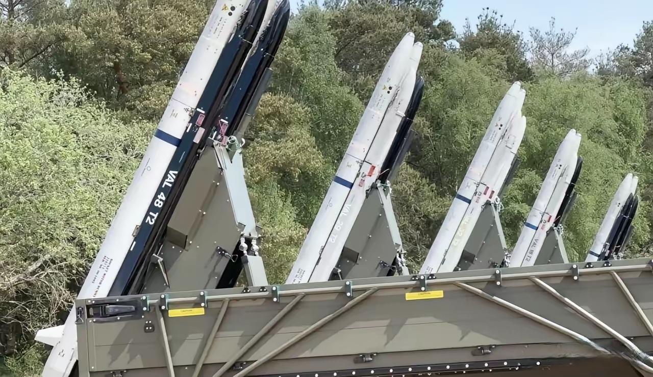 据英国《国防杂志》消息，英国已确认向乌克兰移交13套“渡鸦”防空系统。

​​该