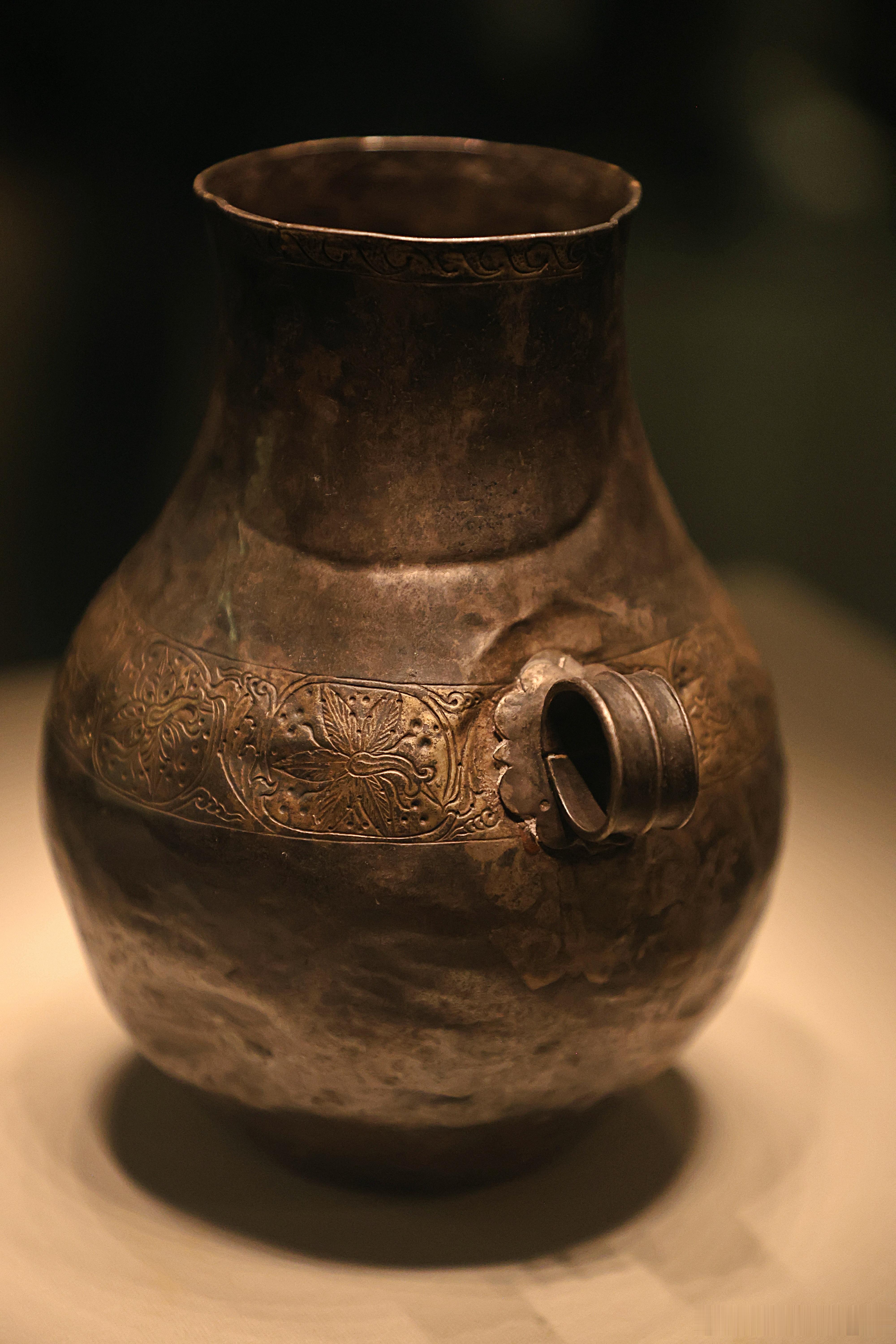 银壶 公元3世纪 国家博物馆藏1977 年青海大通卢水胡首领墓葬出土。银壶直口，