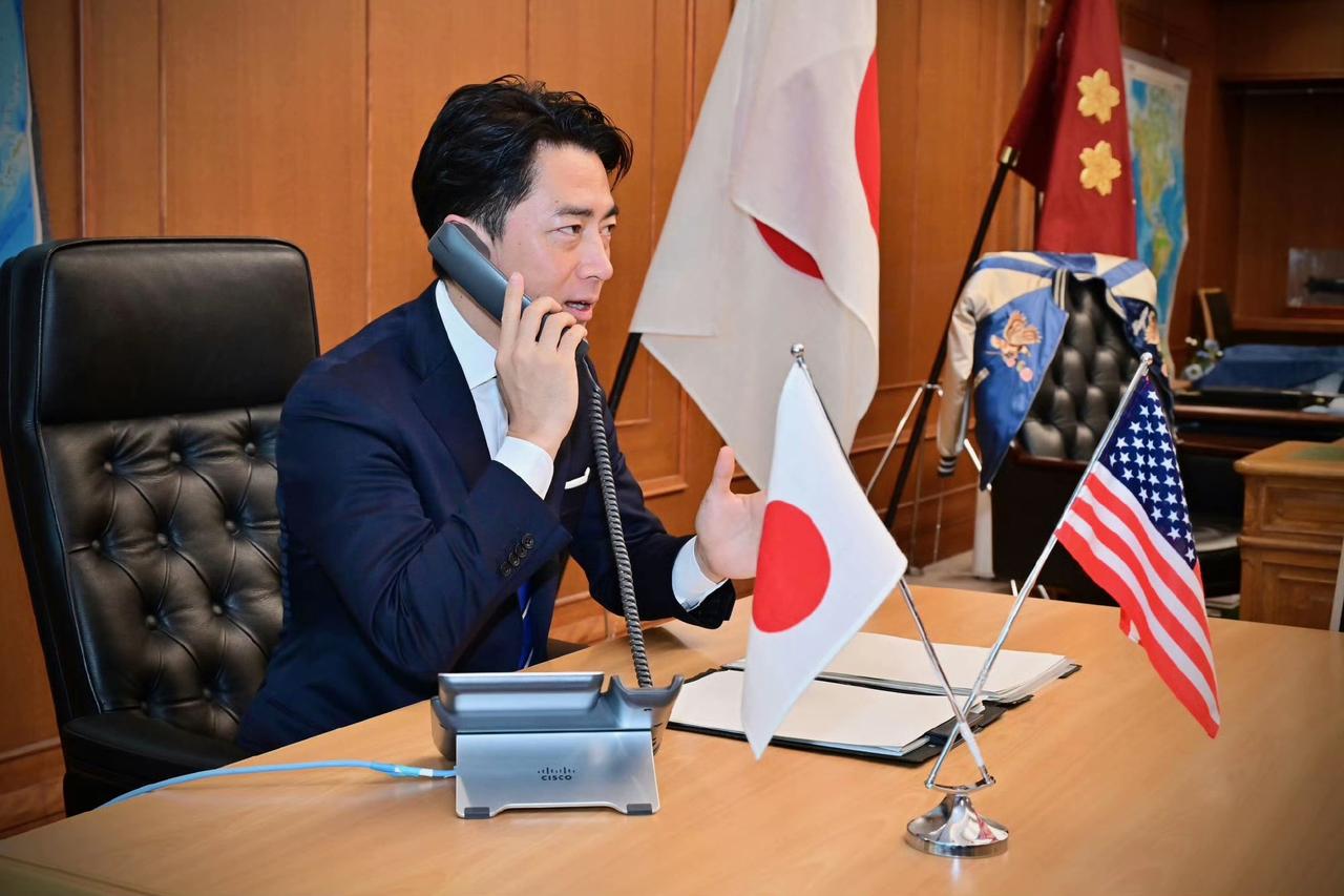 小泉进次郎再次给皮特·赫格塞斯打电话，“呜呜呜”了半天，说老大，我们又被照了半个