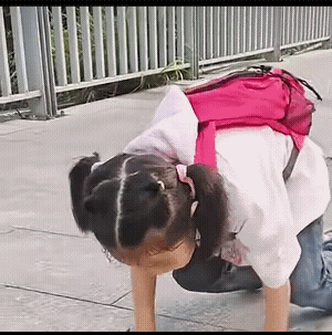 勇敢的小女孩，坚强的小女孩，努力向前走，不气馁，不动摇，一步一步往前走，一定会走