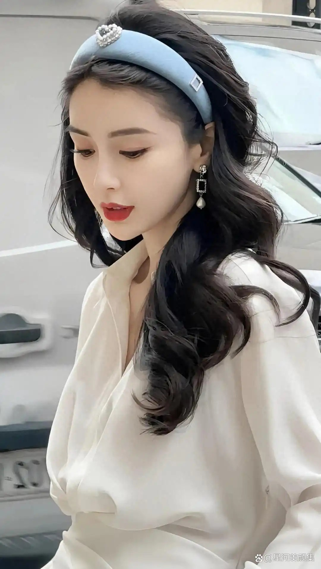 Angelababy白衬衫真美啊，明艳迷人，皮肤白到发光 