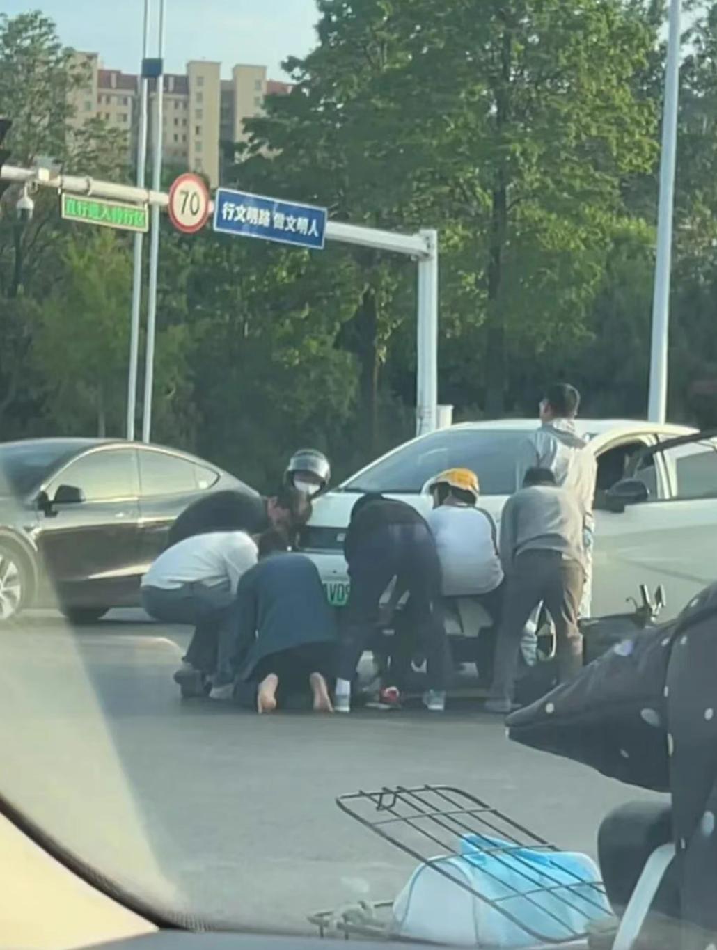 一个平时反应慢半拍的人，在有人被压在车底的那一刻，却是最先冲出去的。你知道吗，前