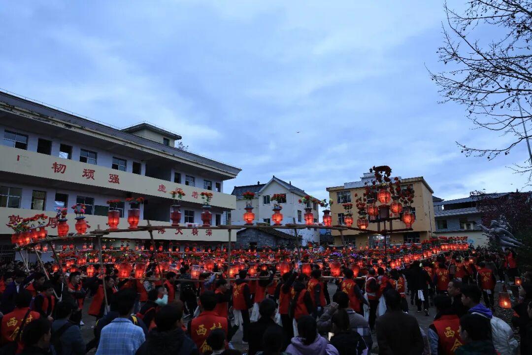 千年板灯闹元宵  外籍友人在江西省上饶市玉山县感受非遗年味

元宵佳节将至，上饶