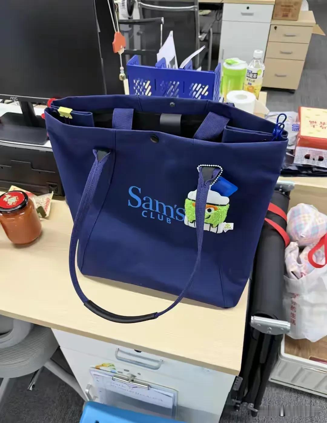 同事背的这个包，看起来不错！第一次见呢！