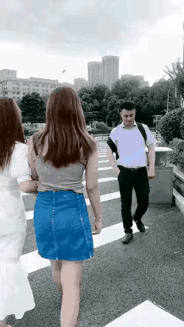 看看这个男人，走在大街，看到美女，目不转睛，结果差点就……

哈哈，这画面太好笑
