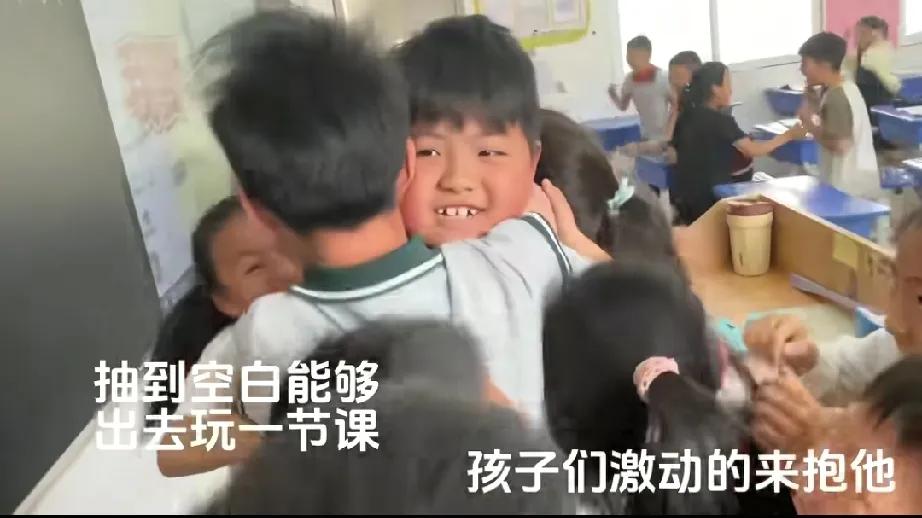 这才是老师应该做的事情！
也是每个家长都希望看到的场景！
事情起因是这样的：
