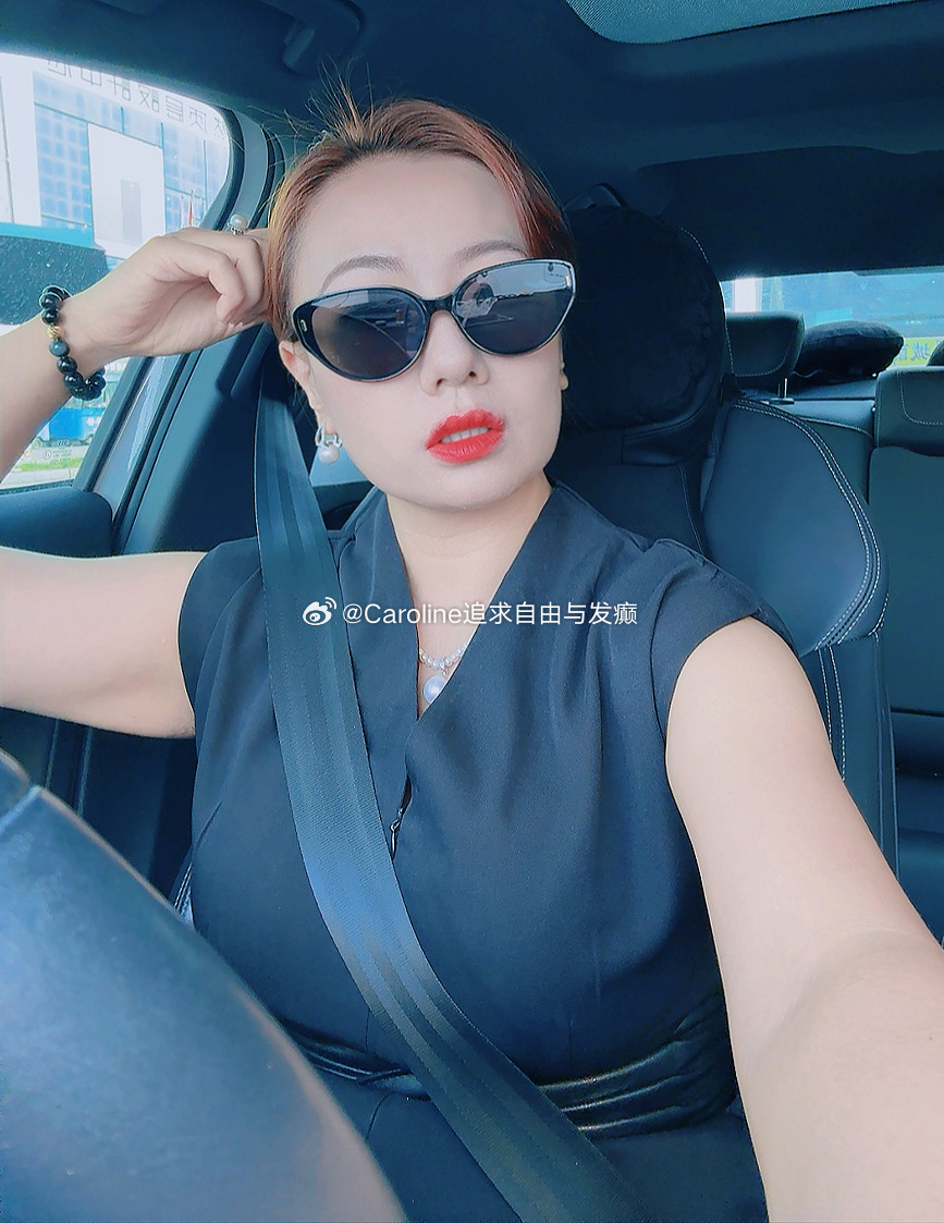 终于得到这个有吴彦祖印签的杯子，带到公司，每次喝的时候就看到“whatever”
