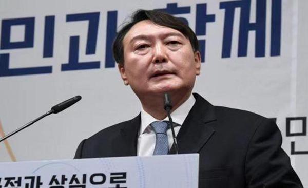 韩国最大在野党党首李在明公开宣布：“尹锡悦不再是韩国总统”，并喊话军方“只有国民