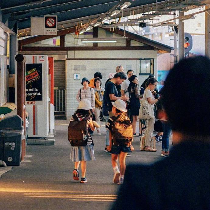 人生就像斗地主，有些人，刚才还是一伙的，一转眼就成了敌人。