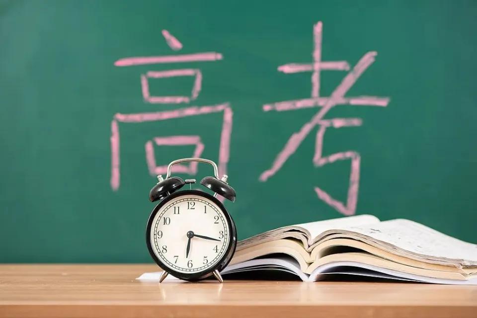 如今高考与几十年前大不相同
       考试形式上，过去主要用纸质试卷，如今不