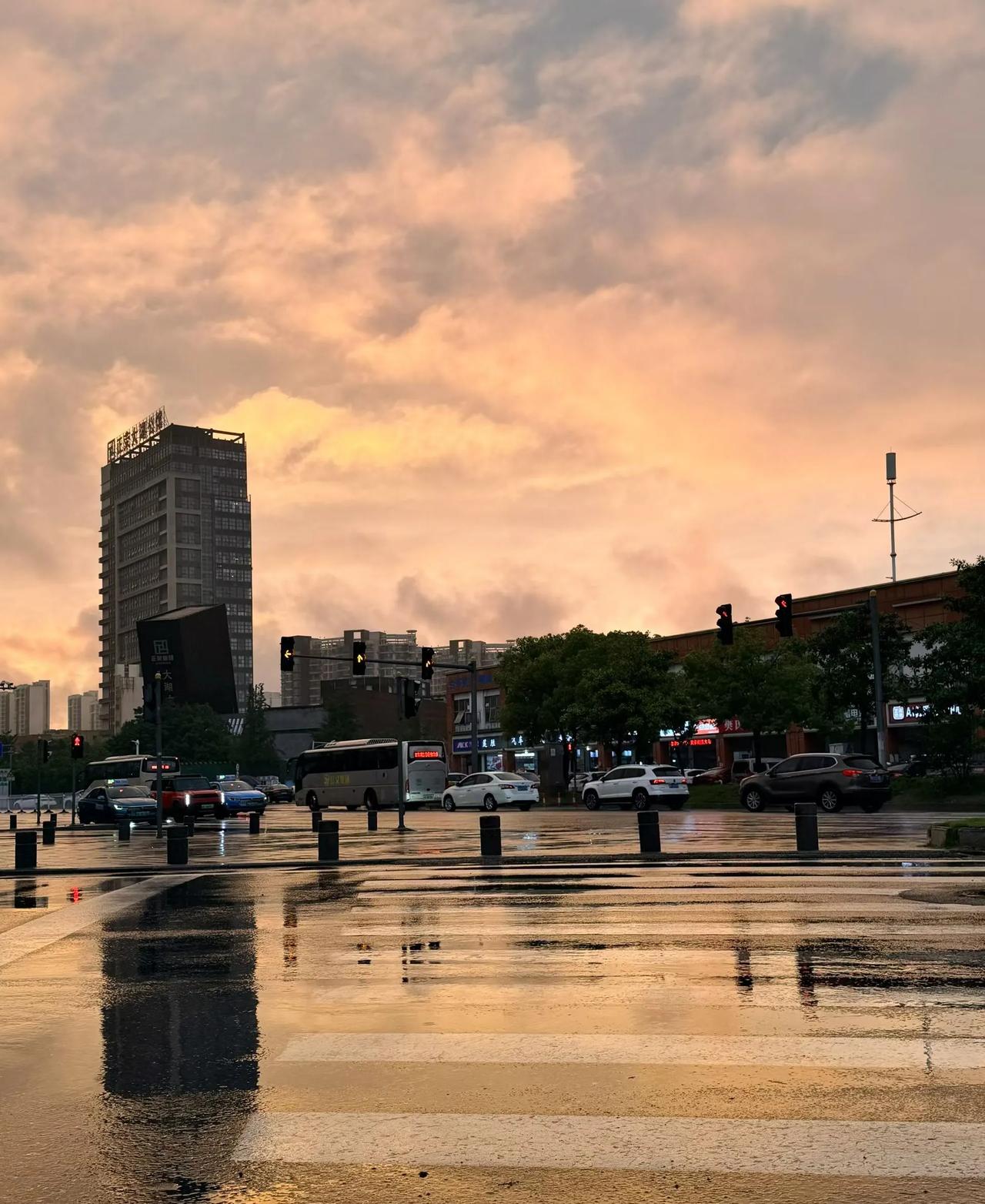 晒图笔记大赛 雨后的街头，晚霞漫过天际，湿润的路面映着橘色的光，连影子都被染上了