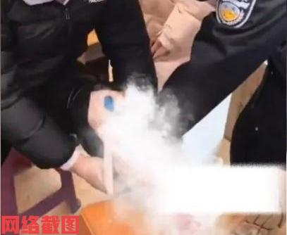 哈尔滨中央大街晚七点有男子把腿冻伤。

这里可是在哈尔滨，有男子竟然为了潇洒，在